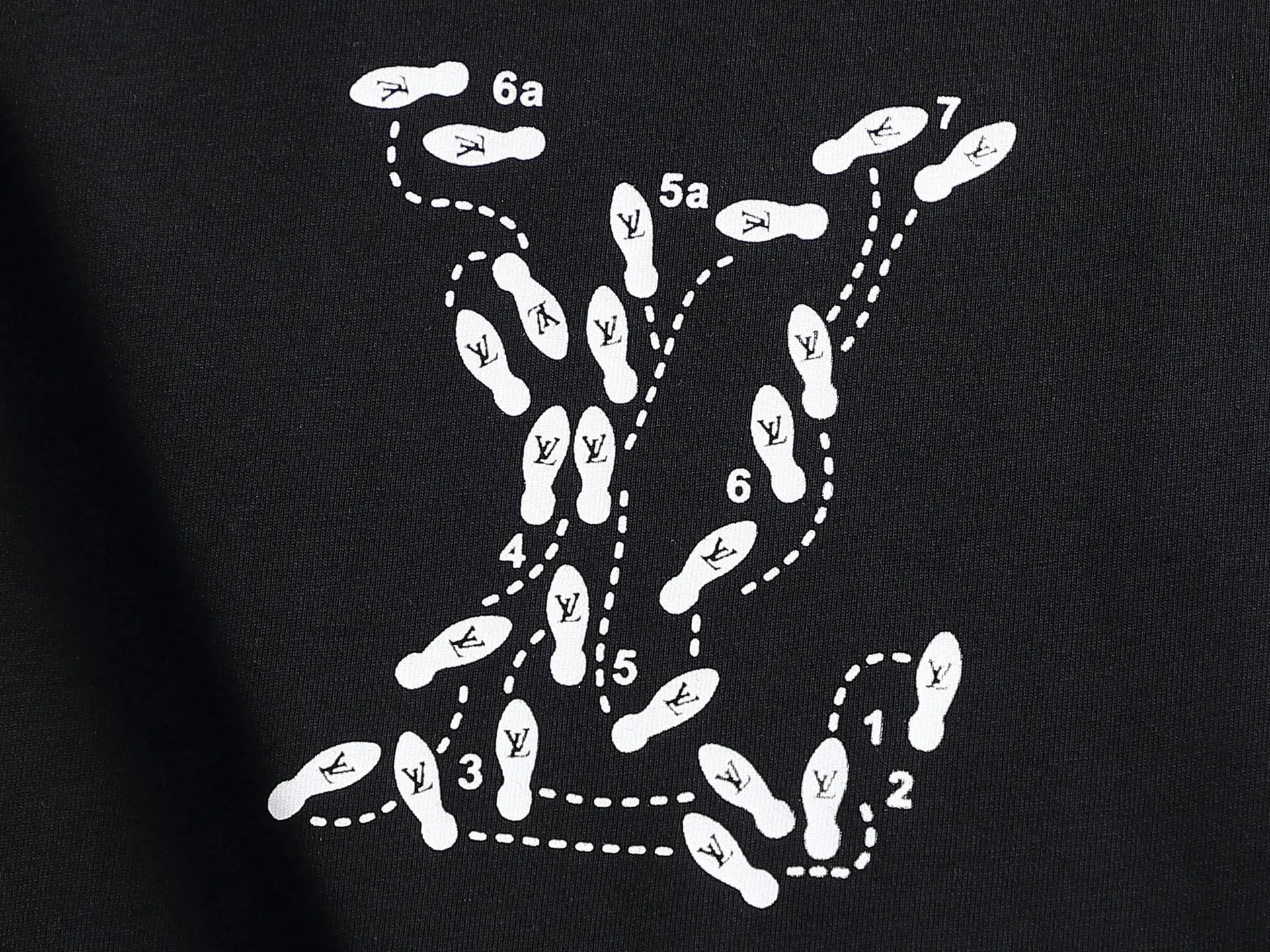 🅿️170 LV 25ss spring and summer printed short T series -1v Yayoi Kusama series pumpkin 🎃 pattern round neck short-sleeved T-shirt. Made of 32-count double yarn pure cotton 240g, washed at high temperature, will not shrink or fade. Comfortable to the touch, super texture❤️ Back-stitched cuff design, yellow back-mark embellishment, and a full set of accessories. A must-have for trendy men and trendy women, the classic drop-shoulder slightly wide version is available exclusively from stock!         ⚠️Only make high quality products, reject junk goods!  -Color: White Black -Size: XS S M L -Crowd: Unisex